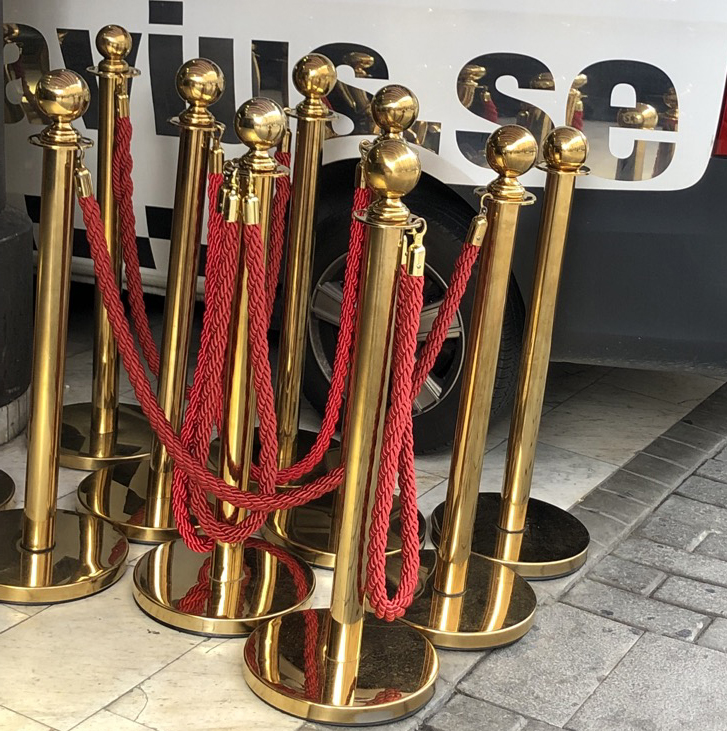 Bourdeax matta, 5m fotovägg och stolpar